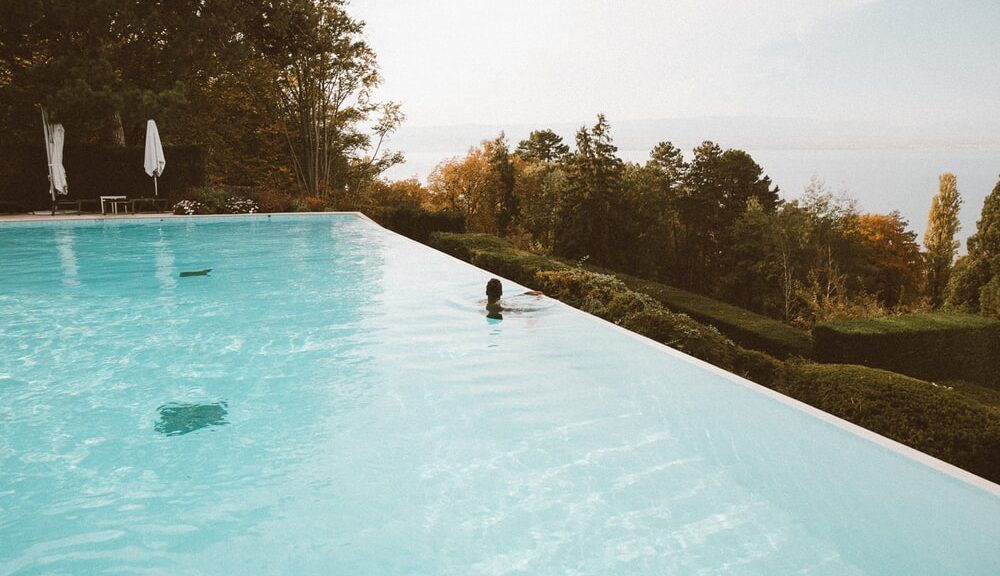 Ein Pool im Garten