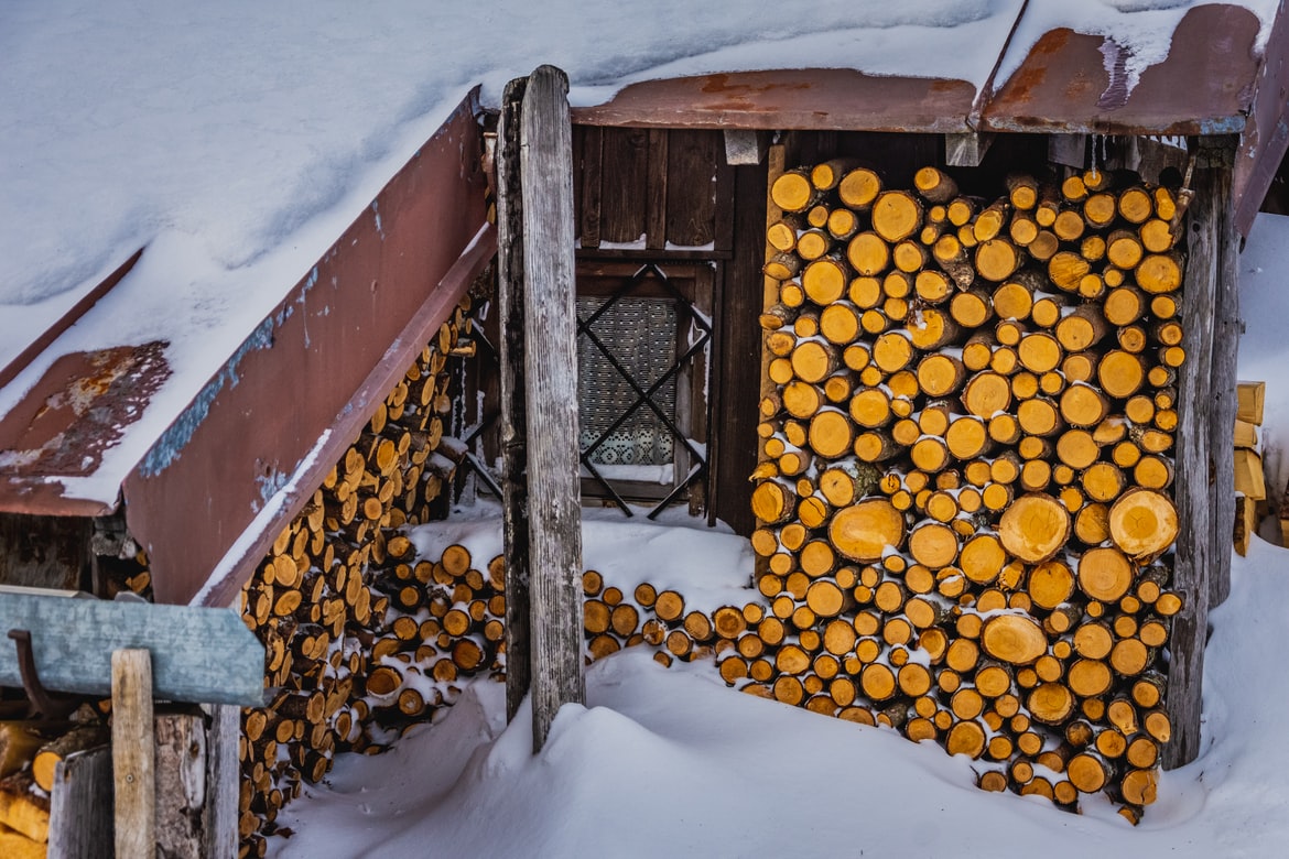 Kaminholz an einer Skihütte Österreich