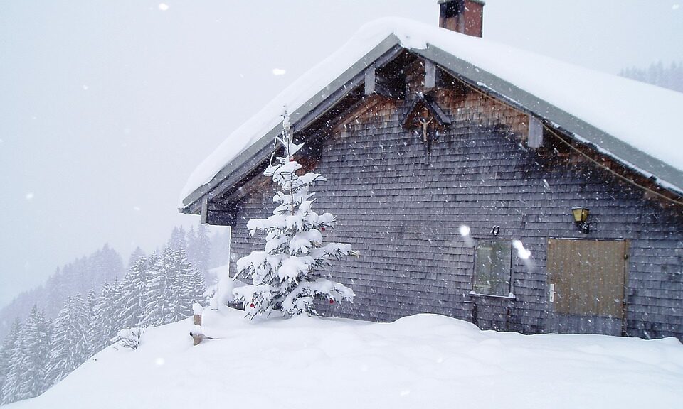 Skihütte Österreich im Winter